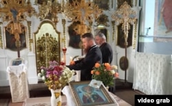 Православні священники Теодор Пелін (ліворуч) та Василе Енаке в церкві Архангела Михаїла в селі Дубосари Вечі. Листопад 2023 року