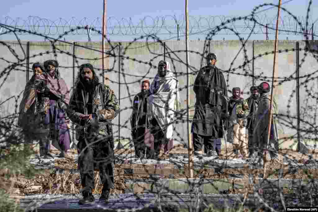 Talyban söweşijileri Kabul şäherinde Içeri işler ministrliginiň golaýynda partlamanyň bolan ýerini barlaýarlar. Owganystan, 2023-nji ýylyň 1-nji ýanwary. Talyban resmisiniň aýtmagyna görä, ýekşenbe güni irden Kabulyň harby howa menzilindäki barlag nokadynyň golaýynda bomba ýarylyp, birnäçe adam ölüpdir we ýaralanypdyr.(AP suraty/Ebrahim Noroozi)