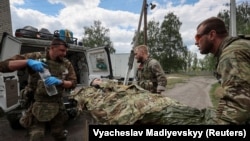Військові медики надають допомогу пораненому українському військовослужбовцю під час нападу Росії на Україну поблизу міста Вовчанськ Харківської області, Україна, 12 травня 2024 року