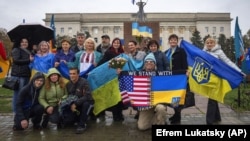 Люди у центрі Херсону святкують річницю визволення міста від окупаційних російських військ, 11 листопада 2023 року