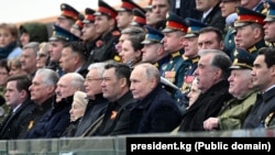 Лидеры стран Центральной Азии на одной трибуне с президентом России во время военного парада в Москве. 9 мая 2024 г.