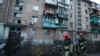 Місцеві&nbsp;&nbsp;жителі стоять біля воронки, яка з&rsquo;явилася після вибуху російського БПЛА &laquo;Шахед