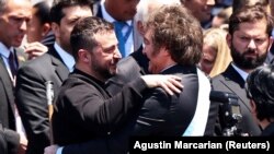 Президент України Володимир Зеленський і президент Аргентини Хав’єр Мілей (праворуч) у день його інавгурації. Буенос-Айрес, 10 грудня 2023 рок