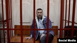 За даними російського видання «Медіазона», один із адвокатів (Ігор Сергунін, на фото) визнав провину