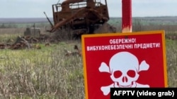 Місцева влада регулярно повідомляє про випадки підриву цивільних на вибухових пристроях, зокрема, в деокупованих частинах Херсонської та Харківської областях