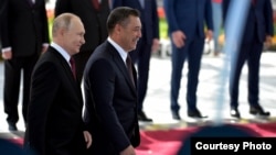 Садыр Жапаров жана Владимир Путин.