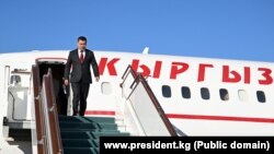 Садыр Жапаров атайын учакта. Иллюстрациялык сүрөт.