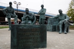 Пам’ятник у Польщі в Скерневицях під назвою «Перед Варшавською битвою – Скерневиці 1920-2020». Він вшановує народи, які підтримали польську армію в боротьбі проти більшовиків 1920 року. У скульптурній композиції: маршал Юзеф Пілсудський, голова Директорії УНР Симон Петлюра, прем’єр Угорщини Пал Телекі та військовий радник штабу польської армії, а пізніше президент Франції Шарль де Голль. 9 листопада 2020 року
