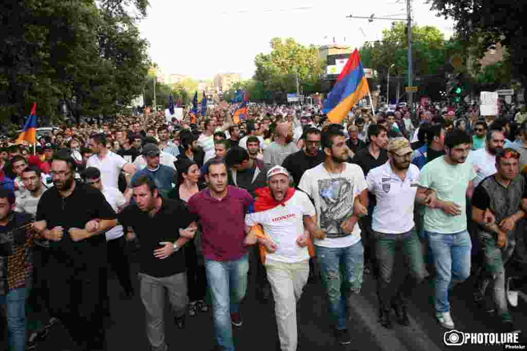 Єреван. Тисячі людей протестують проти підвищення тарифу на електроенергію, 22 червня 2015 року