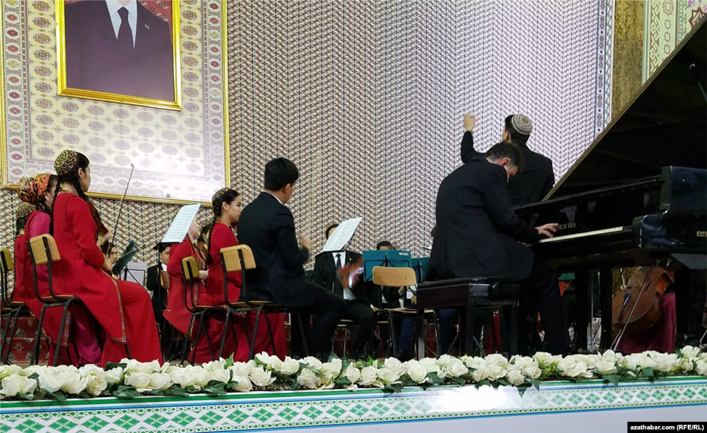 J.Haýdnyň 290 ýyllygyna bagyşlanan konsert. Türkmenistanyň abraýly aýdymçysy Wladimir Mkrtumow we Döwletmamed Okdyrowyň "Ylham" (Ylham) kamera orkestri. Aşgabat, 2022-nji ýylyň 16-njy apreli