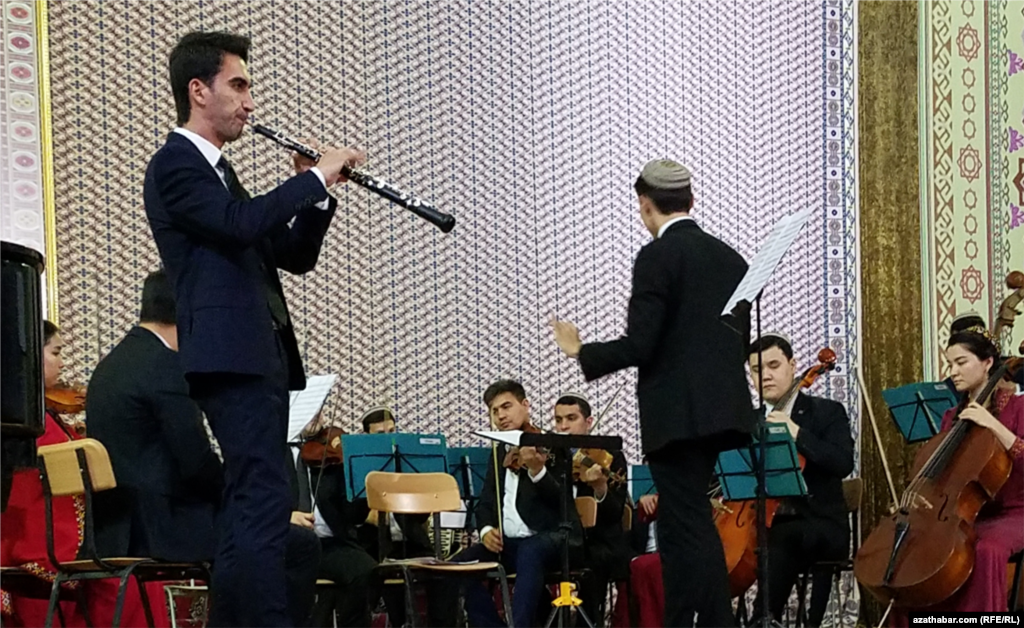 Didar Ýomudowyň (goboý) "Ylham" orkestri bilen eden çykyşy. Aşgabat. 2022-nji ýylyň 16-njy apreli