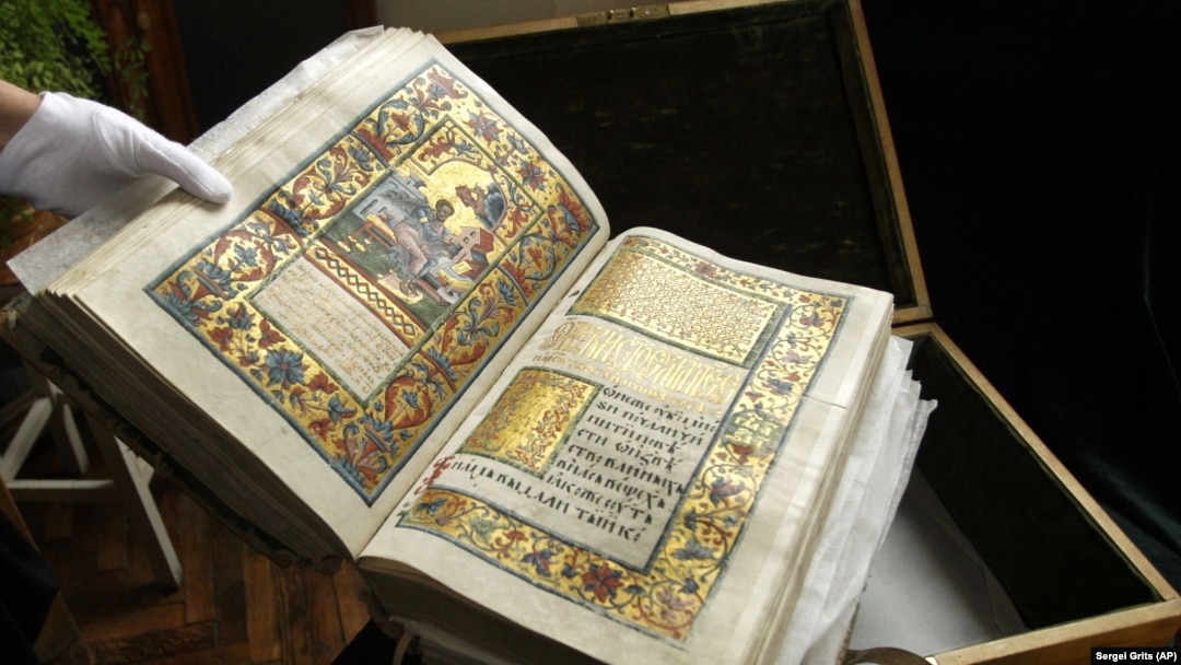 Пересопницьке Євангеліє написане у 1556–1561 роках. Воно є визначною пам’яткою староукраїнської мови і мистецтва раннього модерну. Один із символів українського народу – на Пересопницькому Євангелії присягають президенти України