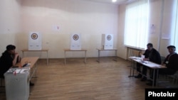 Հայաստանյան ընտրատեղամասերից մեկում, արխիվ