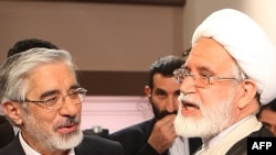 میرحسین موسوی (چپ) و مهدی کروبی در مناظره تلویزیونی ۱۷ خرداد