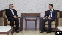 علاء‌الدین بروجردی (چپ)، رئیس کمیسیون امنیت ملی مجلس ایران، در کنار بشار اسد در دمشق