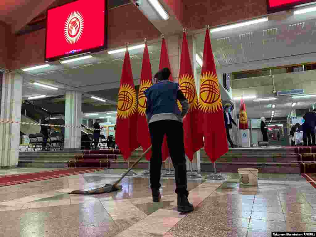 Кыргызстан боюнча бүгүн, 28-ноябрда эртең мененки саат 8:00дөн тарта шайлоо тилкелери ачылды.