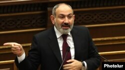 Премьер-министр Никол Пашинян отвечает на вопросы депутатов, Ереван, 8 декабря 2021 г.