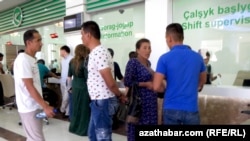 Uçar biletleriniň satuwy (arhiw suraty) 