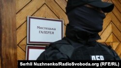 Працівники спецпідрозділу ДБР в музеї Гончара, Київ, 26 травня 2020 року