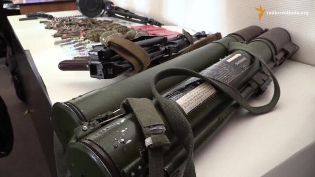 Силовики показали зброю і вибухівку, вилучену під час обшуків в Чернігові
