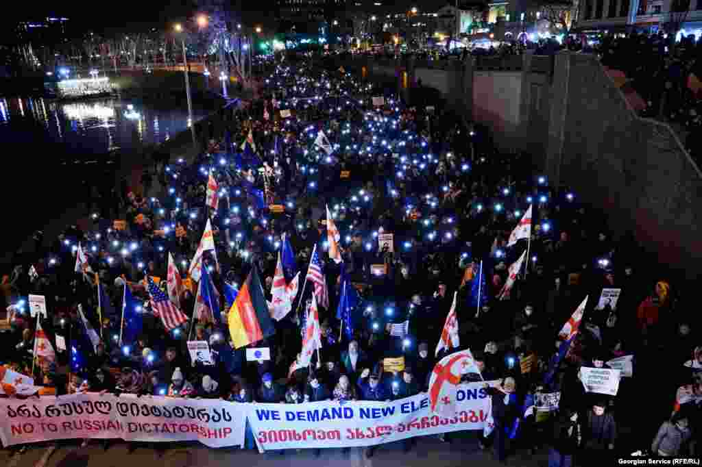 15 лютага ўдзельнікі маршу, якія патрабуюць правядзеньня новых выбараў, ідуць у цэнтры Тбілісі