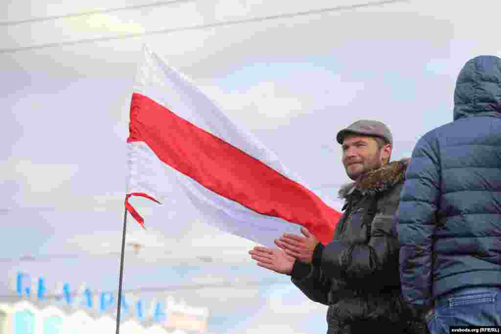 Нягледзячы на адзінкавыя затрыманьні, шматтысячная калёна дэманстрантаў бесьперашкодна дайшла да ўнівэрмагу «Беларусь»