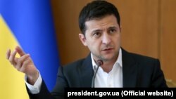 «Напруження ... ніхто ніякого не відчуває, не підтверджує, а навпаки, підтверджує підтримку від нашого стратегічного партнер», – сказав Зеленський