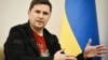 «Не бачу проблеми оновити дані» – Подоляк про чоловіків за кордоном і бронювання держслужбовців