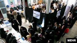 یکی از مراکز اخذ رای در ایران. عکس تزئینی است.