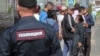 «Не знающие языка пусть уезжают». Госдума приняла антимигрантский закон 