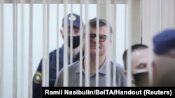 Віктар Бабарыка ў дзень агучваньня выраку да 14 год зьняволеньня. Менск, 6 ліпеня 2021 году.