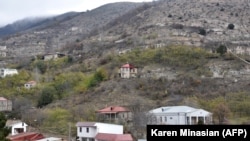 Тоолуу Карабакта куралдуу кагылыш 27-сентябрда башталган жана эки тараптан тең ондогон адам окко учкан. 