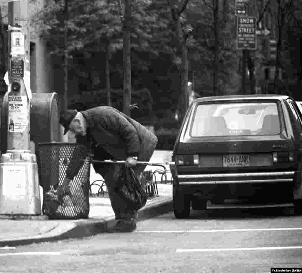 Ця фотографія зроблена у Нью-Йорку в 1985 році. На ній зображена людина, яка шукає їжу в кошику зі сміттям – і це одна з багатьох фотографій в архіві, присвячених американській бідності