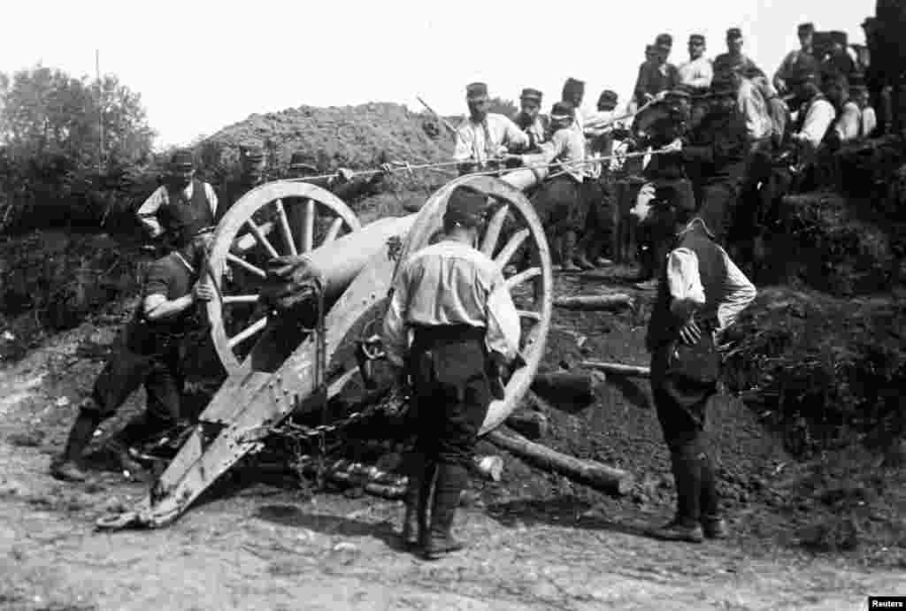 Недатоване фото, на якому французькі вояки штовхають 95-міліметрову гармату в невідомому місці Франції. Фото невідомого фотографа, нещодавно знайдене.