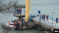 Рятувальники виносять на берег тіло однієї із жертв катастрофи літака Ту-154, Сочі, 25 грудня 2016 року