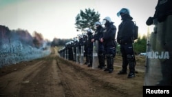 Польська поліція охороняє кордон із Білоруссю, з території якої триває потік нелегальних мігрантів, 10 листопада 2021 року