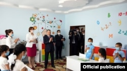 Шавкат Мирзияев в доме Мехрибонлик №21 в Ташкенте, 28 июля 2021 года. Фото: Пресс-служба президента.