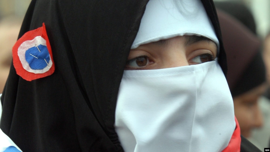 Burqaya və niqaba qadağa təklifi Fransanın siyasi elitasını ikiyə bölüb