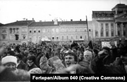Рідкісна фотографія, що показує сцену в Араді, на заході Румунії, під час революції 1989 року. Фото з анонімного «Альбому 40»