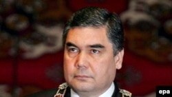 Türkmenistanyň prezidenti Gurbanguly Berdimuhamedow prezidentlik kasamyny kabul edýär, 14-nji fewral, 2009-njy ýyl.
