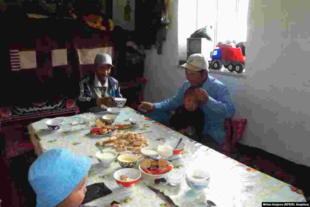 Дом Эдиля всегда наполнен родственниками и их детьми, которые приезжают попить кумыс и отдохнуть на джайлоо. 