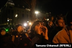 Протестувальники біля будівлі Парламенту Грузії в центрі Тбілісі. 28 листопада 2024 року