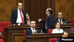 «Լուսավոր Հայաստան» խմբակցությունը ԱԺ նիստի ժամանակ, արխիվ