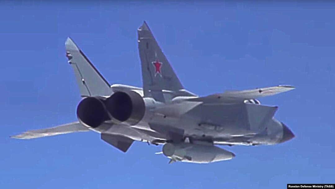 Свръхзвуков изтребител МиГ-32 с ракета Kh-47M2 "Кинжал". 