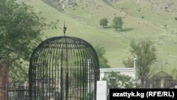 Одно из кладбищ Бишкека
