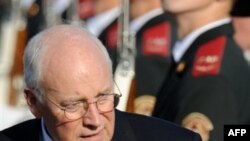 Річард Чейні підчас церемонії зустрічі в аеропорту Бориспіль. 4 вересня 2008 р.