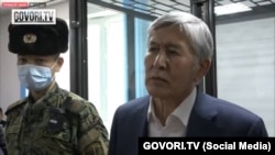 Алмазбек Атамбаев сот залында. Сүрөт "GOVORI.TV" каналынын видеосунан алынды.