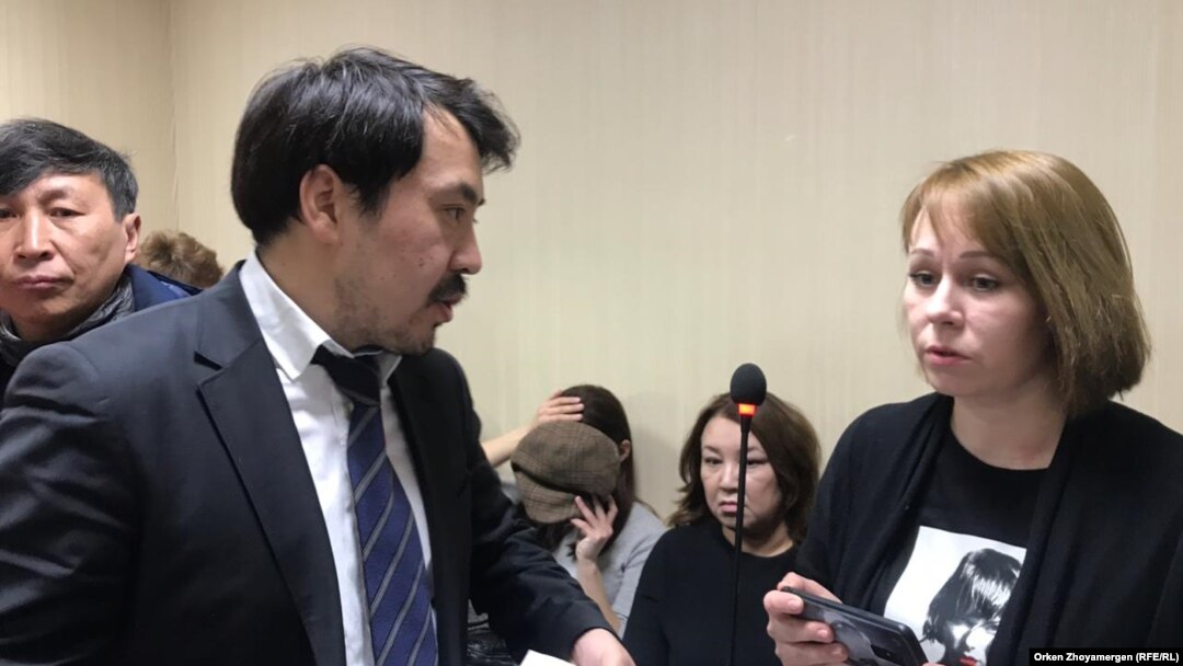 Репортер «Настоящего Времени» Светлана Глушкова и ее адвокат Бауыржан Азанов в день начала суда. 1 апреля 2019 года. 