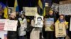 Варшава: сотні людей протестували під посольством США після зустрічі Трампа та Зеленського