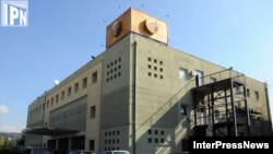 «Позиция руководства «Имеди» – это позиция власти!» – повторяли сегодня участники хоть и немногочисленной, но шумной акции у офиса частной телекомпании